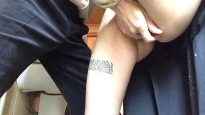 Squirt i seomra folctha na scoile, orgasm fíor-frothy - rinne mo mhúinteoir a dhícheall